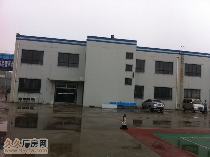 厂房位于城阳区古庙工业园(莱阳农学院北),交通便利,因我公司效益不好,现将厂房一层厂房出租,长度54米,跨度15米,水电齐全,有400KVA变压器,有独立的院子,因我公司是电子公司,厂内及车间装修和卫生环境很好,可直接使用,不需另外装修. 联系我时请说明在久久厂房网看到的,谢谢!