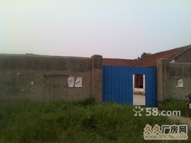 现有厂房一套,位于淄博职业学院北至济青高速路处(北郊镇大姜),总面积660,房屋14间面积330,水电齐全,交通便利,面积广阔,可出租,出售,价格面议,适合创业做生意,作厂房,仓库等等.有意者电话联系0533−6500535。 联系我时请说明在久久厂房网看到的,谢谢!