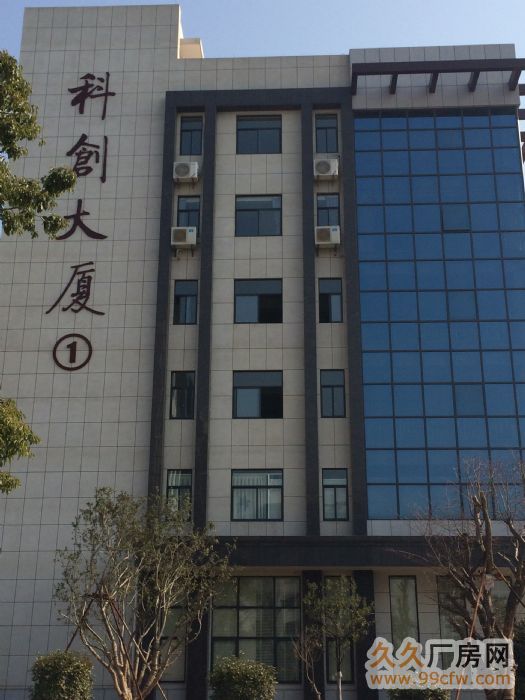 淳安千岛湖(淳诚实业)小微企业创业园位于千岛湖镇坪山工业园区坪山路206号,占地面积60余亩,厂房面积近3万平方米,创业园区内环境优美、绿树成荫、布局合理,内部配套设施齐全(职工食堂、宿舍、停车场等)。 园区内目前已成功入驻了国曲生物、通宽广网络技术、绿尚农业、卡侬生物、爱文思通信、天禾机械科技、耐菲特电子科技、联友纺织机械等一批优势企业,形成了以生物医药、电子通信、机械加工为主导产业的创业基地。 ̳