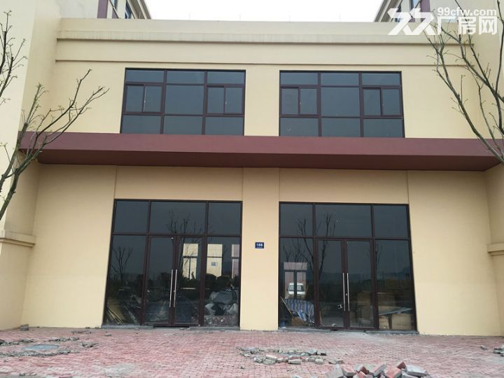 位置在园区入口处,临街可做门面房打广告,一共两层,每层将近270㎡,一