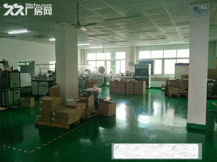 独院厂房出租三四楼共2000平方,单层面积1000平方,车间刷绿色地坪漆