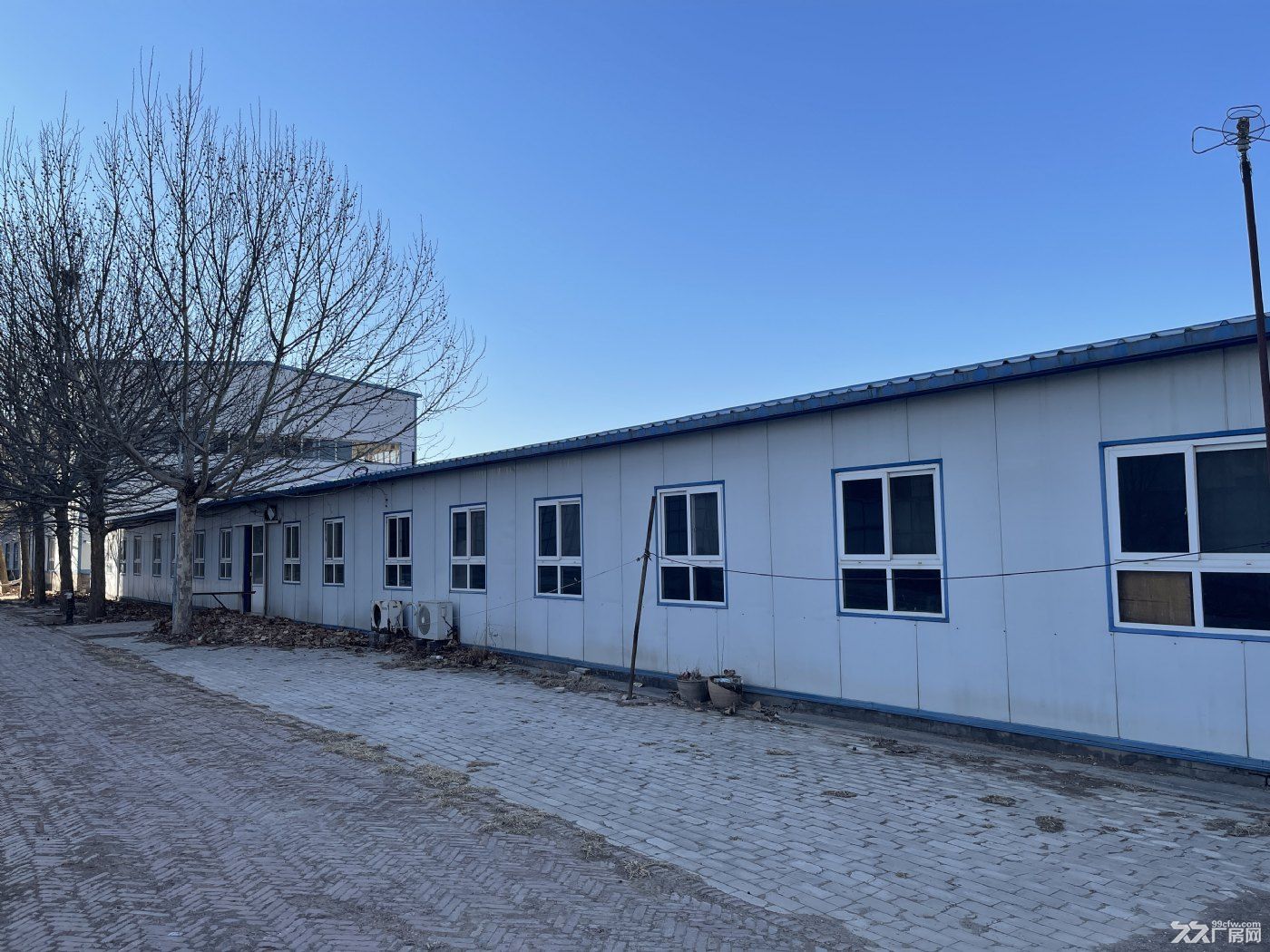 大廠房2000平,高度11米,兩個五噸行車,雙板保溫、水泥地面、廠房內(nèi)辦公住宿大-圖(2)