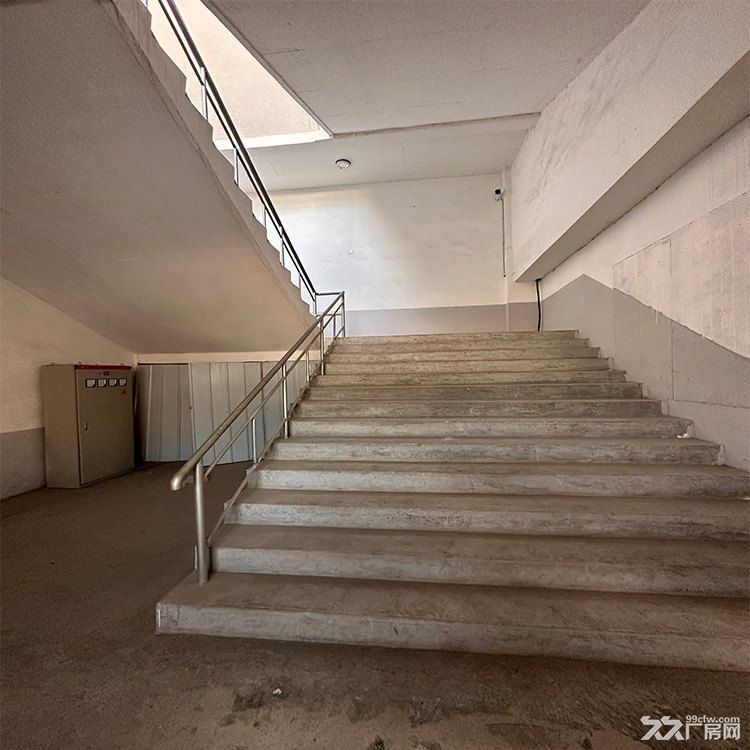 甘井子姚北路25-15,獨門獨院,廠房3層面積4290平方米,也可做辦公室。-圖(2)