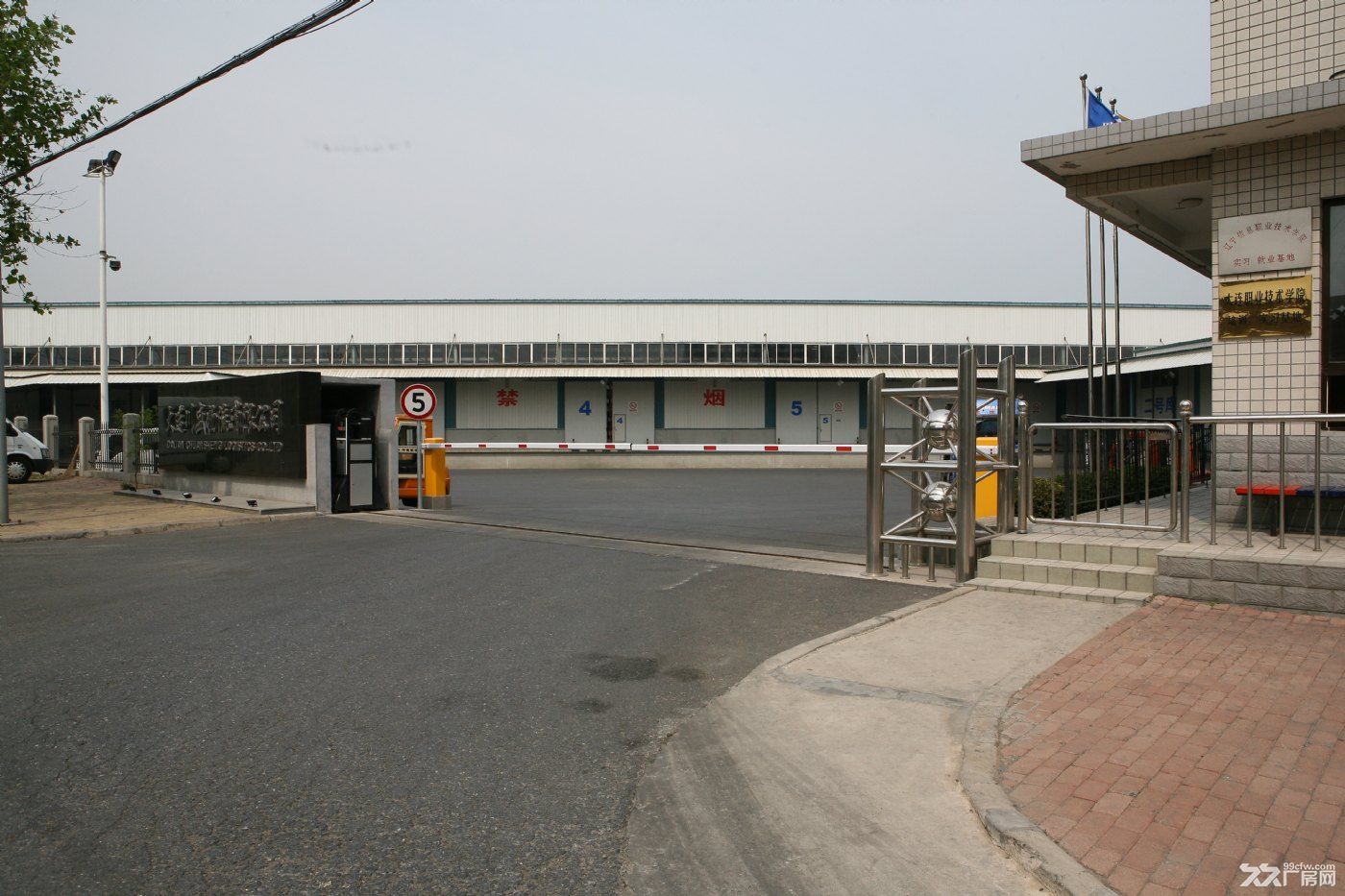甘井子分租托管庫(kù)房庫(kù)房標(biāo)準(zhǔn)高,場(chǎng)區(qū)作業(yè)平臺(tái)裝卸-圖(2)
